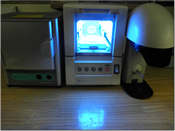 レジン系のものは光によって固めます。