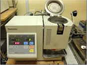 金属を溶かして鋳型に流します。