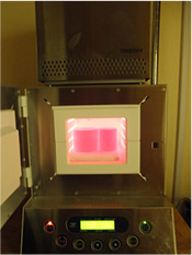 金属を溶かして鋳型に流します。