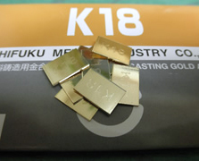 純金を銅や銀などで割った金属です。 アクセサリーなど幅広く使われていますが、金は生体親和性が高く、抗菌作用もあります。歯科ではかたさの問題から、インレー、クラウン、などは18k、20kを使用し、歯の土台（支台歯）には14k、16k等が使われます。