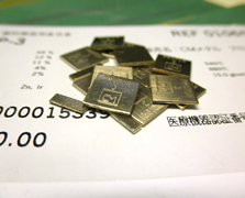 金合金にプラチナ（白金)を含んだ金属です。生体親和性が高く、抗菌作用も硬さも、ゴールドより良いものです。色がややうすい金色になります。