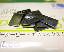 セラミックがくっつくための金属です。金が8％以上含まれるものをプレシャスメタル、金が50％以上のものをセミプレシャスメタル、金が含まれていないものをノンプレシャスメタルといいます。硬さの問題からセミプレシャスメタルが多く使われます。
