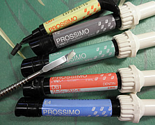 いわゆるプラスチックのため、時間の経過により変色をおこすことがあります。