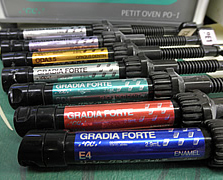 セラミック（陶器）とレジン（プラスチック）を混ぜた材料。 色は白く、歯の硬さに似ているため、まわりの歯を痛めません。