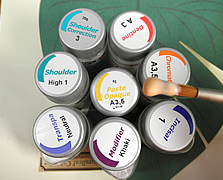 いわゆる陶器を考えていただけるといいですが、見た目がとても美しく、天然歯のような透明感もあります。 
又、長い時間変色がみられません。