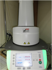 この様な機械を使用して、セラミックを1000℃近くまで上げて焼き付けます。 title=セラミックプレス機 